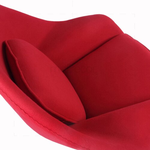 Eero Saarinen Womb Chair in Rot